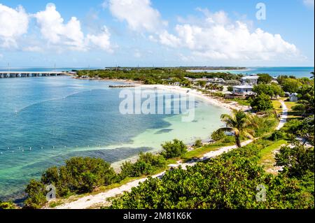 La vista aerea delle acque cristalline blu dalla spiaggia al Bahia Honda state Park, Big Pine Key, Florida, U.S.A Foto Stock