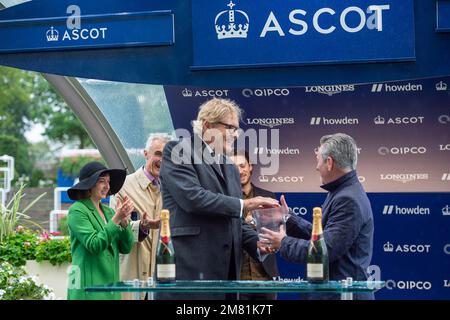 Ascot, Berkshire, Regno Unito. 2nd ottobre 2021. L'attore Robert Bathurst che ha giocato il personaggio David Marsden nel dramma televisivo Cold Feet, è stato oggi alle gare Ascot per fare la presentazione dei vincitori per le produzioni equine la Coppa Fall Challenge. Un breve film sulla salute mentale dei fantini chiamato la caduta è di essere trasmesso su Sky Sport. Robert Bathurst svolgerà il ruolo di allenatore di cavalli da corsa nel cortometraggio. Credito: Maureen McLean/Alamy Foto Stock