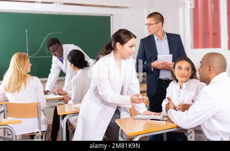 Gruppo multirazziale di medici che lavorano in gruppi Foto Stock