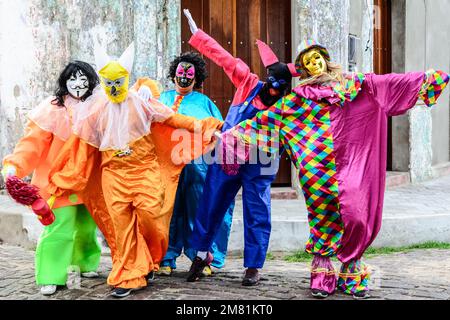 Maragogipe, Bahia, Brasile - 27 febbraio 2017: Gruppo di persone che indossano i costumi di carnevale di Venezia durante la parata di carnevale nella città di Maragojipe, Foto Stock