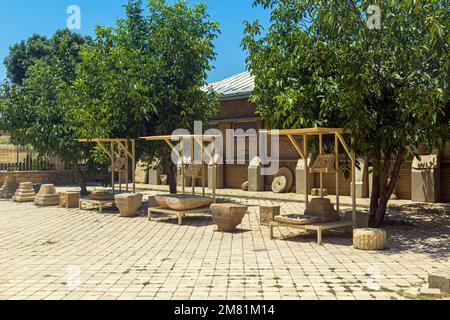 HAMADAN, IRAN - 14 LUGLIO 2019: Mostre del museo archeologico sulla collina di Hegmataneh ad Hamadan, Iran Foto Stock