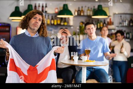 Gruppo di tifosi della squadra inglese sono sconvolti da oss della loro squadra preferita ed esprimono emozioni negative nella birreria Foto Stock