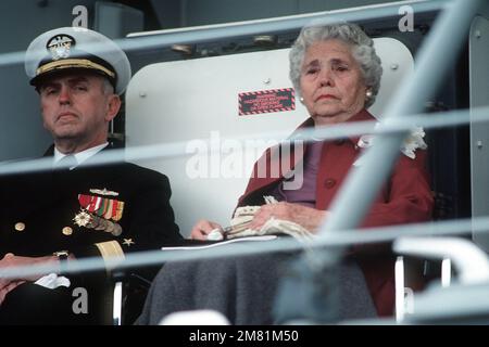 Il Commodore David F. Chandler, Vice Comandante, Naval Surface Force, US Atlantic Fleet, e la signora William David Haylburton, SR. Ascoltate i relatori ospiti durante la cerimonia di commissioning per la classe guidata del missile Oliver Hazard Perry USS HALYBURTON (FFG 40). Base: Seattle Stato: Washington (WA) Paese: Stati Uniti d'America (USA) Foto Stock