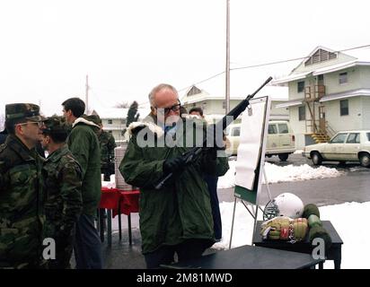 Il senatore americano Barry M. Goldwater esamina un fucile dell'M16A1 durante la sua visita al US Army Armor Center. Base: Fort Knox Stato: Kentucky (Kentucky) Nazione: Stati Uniti d'America (USA) Foto Stock