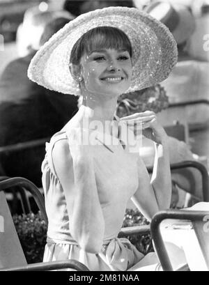 AUDREY HEPBURN ritratto candido a PARIGI QUANDO SFRIGLES 1964 regista RICHARD QUINE storia Julien Duvivier e Henri Jeanson sceneggiatura George Axelrod Miss Hepburn's wardrobe Hubert de Givenchy Richard Quine Productions / Charleston Enterprises / George Axelrod Productions / Paramount Pictures Foto Stock