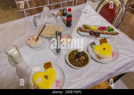 Pasti in Iran. Ghormeh Sabzi e Kabab Koobideh, entrambi con riso allo zafferano. Foto Stock