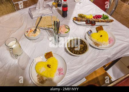 Pasti in Iran. Ghormeh Sabzi e Kabab Koobideh, entrambi con riso allo zafferano. Foto Stock