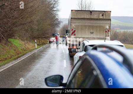 BOSZENFA, UNGHERIA - GENNAIO 10 2023: Albero caduto ha bloccato la strada e ha causato congestione sulla strada Boszenfa. Gennaio 10 2023 Boszenfa, Ungheria Foto Stock