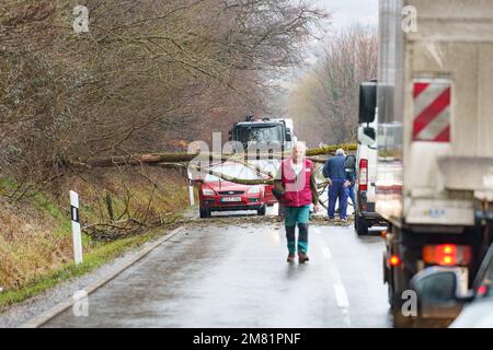 BOSZENFA, UNGHERIA - GENNAIO 10 2023: Albero caduto ha bloccato la strada e ha causato congestione sulla strada Boszenfa. Gennaio 10 2023 Boszenfa, Ungheria Foto Stock
