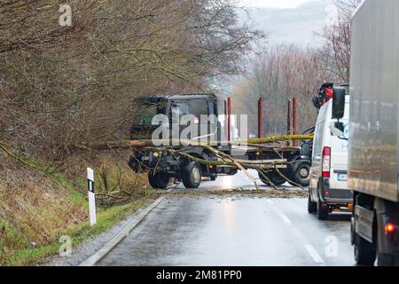 BOSZENFA, UNGHERIA - GENNAIO 10 2023: Albero caduto ha bloccato la strada e ha causato congestione sulla strada Boszenfa. Gennaio 10 2023 Boszenfa, Ungheria Foto Stock