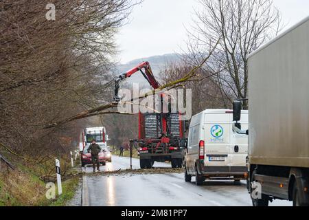 BOSZENFA, UNGHERIA - GENNAIO 10 2023: Albero caduto ha bloccato la strada e ha causato congestione sulla strada Boszenfa. Gennaio 10 2023 Boszenfa, Ungheria Foto Stock