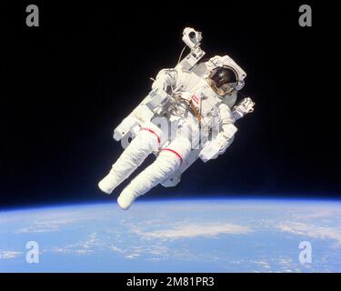 L'astronauta Bruce McCandless II galleggia a pochi metri di distanza dalla cabina dello Space Shuttle Challenger in orbita attorno alla terra come parte di una storica attività straveicolare (EVA) durante il volo 41-B. Questo è il primo utilizzo del dispositivo a propulsione azotata, controllato a mano, denominato unità di manovra con equipaggio (MMU), che consente agli astronauti di muoversi liberamente nello spazio senza una cinghia di stabilizzazione. Paese: Sconosciuto Foto Stock