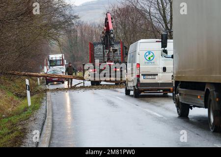 BOSZENFA, UNGHERIA - GENNAIO 10 2023: Albero caduto ha bloccato la strada e ha causato congestione sulla strada Boszenfa. Gennaio 10 2023 Boszenfa, Ungheria Foto Stock