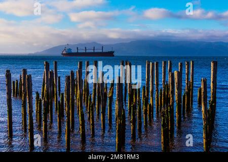 Nave da carico e Old Pier Post Foto Stock