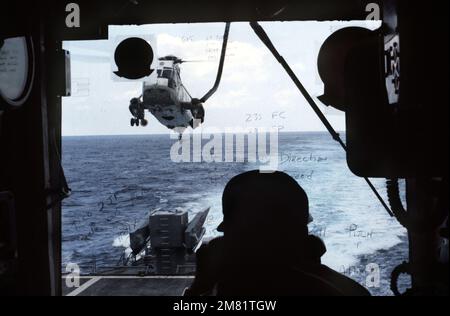 Una vista dal punto di vista dell'air boss come un elicottero SH-3H Sea King si avvicina al piazzale di atterraggio a bordo del curatore missilistico guidato USS TICONDEROGA (CG 47). Paese: Mar Mediterraneo (MED) Foto Stock