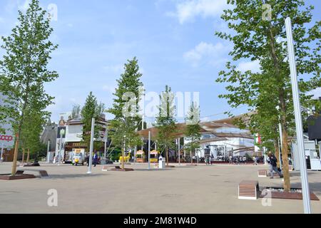 Vista panoramica del parco interno con alberi per il relax all'interno del quartiere fieristico italiano all'Expo Milano 2015. Foto Stock