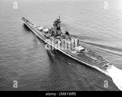 Una vista elevata del quarto porto della nave da guerra USS IOWA (BB 61) in corso durante le prove in mare. Nazione: Golfo del Messico Foto Stock