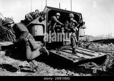 I marines DELLA REPUBBLICA di Corea e DEGLI STATI UNITI escono da un veicolo anfibio cingolato durante un atterraggio anfibio DELLO SPIRITO DI SQUADRA '84. TEAM SPIRIT è un'operazione congiunta/combinata progettata per testare e migliorare le tecniche per difendere la Repubblica della penisola coreana e aumentare la preparazione al combattimento della Repubblica di Corea e delle forze armate statunitensi. Subject Operation/Series: TEAM SPIRIT 84 base: Tok Sok Ri Beach Paese: Repubblica di Corea (KOR) Foto Stock