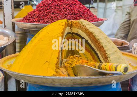 Mucchio di spezie in vendita a Shiraz, Iran Foto Stock