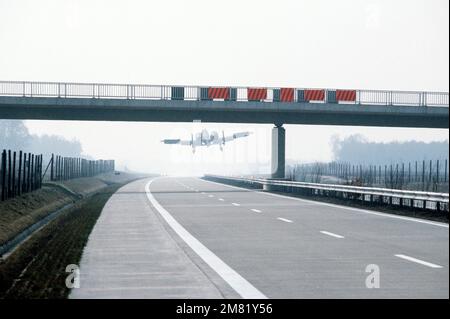 Un velivolo A-10 Thunderbolt II atterra sull'autobahn. Base: Ahlhorn Paese: Germania / Germania (DEU) Foto Stock