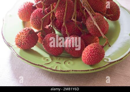 Litchi su piastra in ceramica Foto Stock