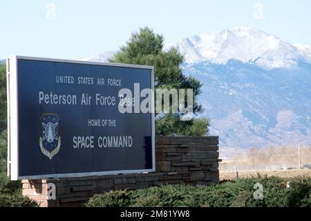 Un cartello all'ingresso della base dell'aeronautica di Peterson, sede del comando spaziale dell'aeronautica degli Stati Uniti e del North America Air Defense Command (NORAD) Cheyenne Mountain Complex. Base: Fort Campbell Stato: Kentucky (Kentucky) Nazione: Stati Uniti d'America (USA) Foto Stock