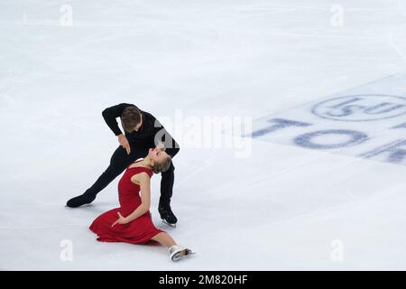 Katerina Mrazkova e Daniel Mrazek (CZE) si esibiscono durante la Junior Ice Dance - Rhythm Dance della ISU Grand Prix of Figure Skating Final Torino a Palavela gli atleti della categoria Senior Pairs si sfidano nella Ice Dance – Rhythm Dance durante la terza giornata della ISU Grand Finale Prix a Torino di Palavela. I migliori atleti si incontrano per il più importante circuito internazionale del mondo. Foto Stock