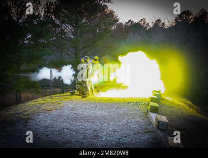 I soldati con lo Squadrone 1st, il reggimento della cavalleria 33rd, la squadra di combattimento della Brigata 3rd, la divisione aerea 101st (Air Assault) mantengono la loro competenza sulla recoilless Rifle Carl Gustaf 84mm su una gamma a Fort Campbell, Kentucky 9 gennaio 2023. Il Carl G è uno dei tanti sistemi di armi anti-armatura che gli Scout possono efficacemente impiegare contro una minaccia montata. (STATI UNITI Foto dell'esercito di: Staff Sgt. Michael Eaddy) Foto Stock