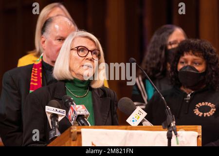 Portland, Stati Uniti. 11th Jan, 2023. Liz McKanna è un consulente di lunga data per la campagna per la sicurezza delle armi. ‘Lift Every Voice’, un gruppo di clero con sede in Oregon che ha guidato il passaggio della misura di sicurezza delle armi 114 a novembre, ha tenuto un'ampia conferenza stampa il 11 gennaio 2023 a Portland, Oregon. Nel contesto di azioni legali che sfidano alcune parti della legge, e decisioni giudiziarie che consentono altre parti, i leader religiosi e gli attivisti giurano di insistere per la piena attuazione. (Foto di John Rudoff/Sipa USA) Credit: Sipa USA/Alamy Live News Foto Stock