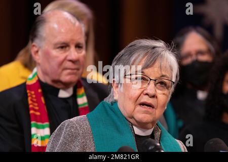 Portland, Stati Uniti. 11th Jan, 2023. Linda Jaramillo, ex presidente dei Ministeri Ecumenici dell'Oregon, interviene. “Lift Every Voice”, un gruppo di clero con sede in Oregon che ha guidato il passaggio della misura di sicurezza delle armi 114 a novembre, ha tenuto un’ampia conferenza stampa il 11 gennaio 2023 a Portland, Oregon. Nel contesto di azioni legali che sfidano alcune parti della legge, e decisioni giudiziarie che consentono altre parti, i leader religiosi e gli attivisti giurano di insistere per la piena attuazione. (Foto di John Rudoff/Sipa USA) Credit: Sipa USA/Alamy Live News Foto Stock