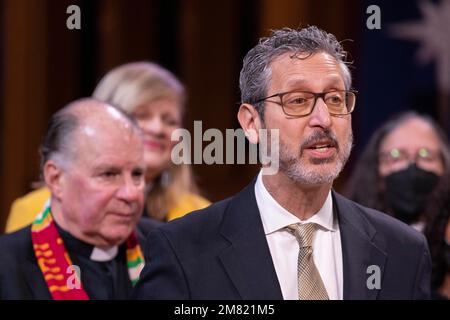 Portland, Stati Uniti. 11th Jan, 2023. Il rabbino Michael Cahana di Beth Israele è uno dei principali firmatari della misura 114. “Lift Every Voice”, un gruppo di clero con sede in Oregon che ha guidato il passaggio della misura di sicurezza delle armi 114 a novembre, ha tenuto un’ampia conferenza stampa il 11 gennaio 2023 a Portland, Oregon. Nel contesto di azioni legali che sfidano alcune parti della legge, e decisioni giudiziarie che consentono altre parti, i leader religiosi e gli attivisti giurano di insistere per la piena attuazione. (Foto di John Rudoff/Sipa USA) Credit: Sipa USA/Alamy Live News Foto Stock