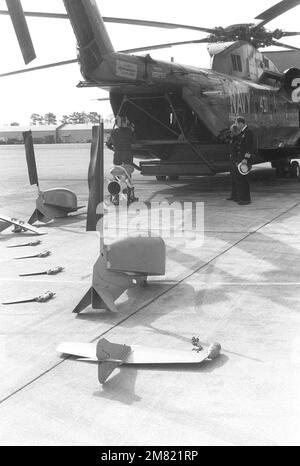 I cameramen registrano le attività che si svolgono sulla linea di volo mentre uno scalogno marittimo RH-53D è preparato per una dimostrazione di pianto minato. Dietro l'elicottero sono allestiti diversi tipi di equipaggiamento per il minipeeding, tra cui un dispositivo per il minipeeding acustico Mark 104 (sotto l'asta portamicrofono). L'elicottero è assegnato a Helicopter Mine Countermeasures Squadron 12 (HM-12). Base: Naval Air Station, Norfolk Stato: Virginia (VA) Paese: Stati Uniti d'America (USA) Foto Stock