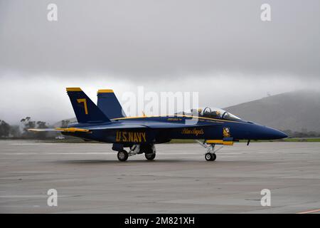 230109-N-AS200-0123 PUNTO MUGU, CALIFORNIA (09 gennaio 2023) F/A-18 e/F Super Hornet, '#7' pilotato dal Lt. CMD. Thomas Zimmerman, assegnato agli Stati Uniti Dimostrazione del volo della Marina Squadron, gli Angeli Blu, arriva alla base navale Ventura County, Point Mugu 9 gennaio 2023. NBVC è un'installazione navale strategicamente situata composta da tre strutture operative: Point Mugu, Port Hueneme e San Nicolas Island. NBVC è la sede dei Pacific Seabees, West Coast e-2D Hawkeyes, 3 centri di guerra e 80 inquilini. (STATI UNITI Foto Navy di Ensign Drew verbis/rilasciato) Foto Stock