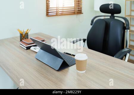 Computer tablet, notebook, calcolatrice e caffè sulla scrivania in ufficio Foto Stock