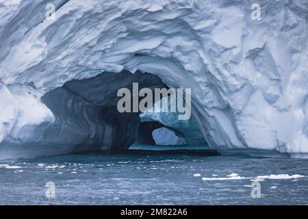 doppia grotta in grande muro di iceberg Foto Stock