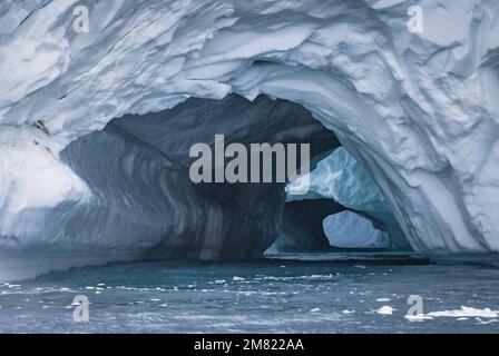 doppia grotta in grande muro di iceberg Foto Stock