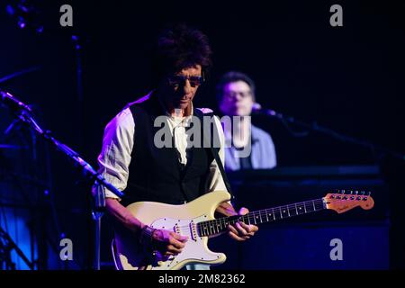 La leggenda della chitarra Jeff Beck ha suonato sul palco durante il suo ultimo tour alla Meridian Hall, a Toronto, Canada. Beck è morto il 11th gennaio 2023. Foto Stock