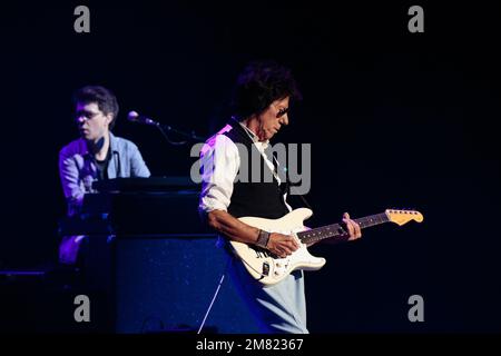 La leggenda della chitarra Jeff Beck ha suonato sul palco durante il suo ultimo tour alla Meridian Hall, a Toronto, Canada. Beck è morto il 11th gennaio 2023. Foto Stock