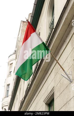 Una bandiera ungherese verde rossa e bianca sulla parete di un edificio Foto Stock