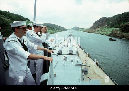 Il personale della Marina guarda dal ponte di navigazione mentre la nave da guerra USS NEW JERSEY (BB 62) viaggia attraverso il Gaillard Cut durante il suo transito del canale. Un ufficiale si trova su una delle torrette anteriori da 16 pollici. Stato: Canal zona Paese: Panama (PAN) Foto Stock