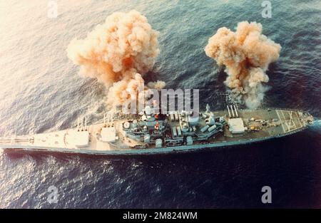 Una vista dall'alto della nave da guerra USS NEW JERSEY (BB-62) che spara a dritta le sue pistole Mark da 7 16 pollici/50 pollici. Paese: Oceano Pacifico (POC) Foto Stock