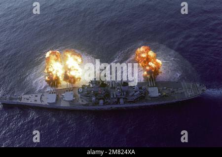 Una vista dall'alto della nave da guerra USS NEW JERSEY (BB-62) che spara a dritta le sue pistole Mark da 7 16 pollici/50 pollici. Paese: Oceano Pacifico (POC) Foto Stock