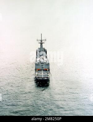 Una vista in alto a poppa della fregata missilistica guidata ROBERT G. BRADLEY (FFG-49) in corso durante le prove in mare. Paese: Oceano Atlantico (AOC) Foto Stock