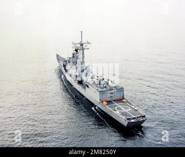 Una vista elevata del quarto porto della fregata missilistica guidata ROBERT G. BRADLEY (FFG-49) in corso durante le prove in mare. Paese: Oceano Atlantico (AOC) Foto Stock