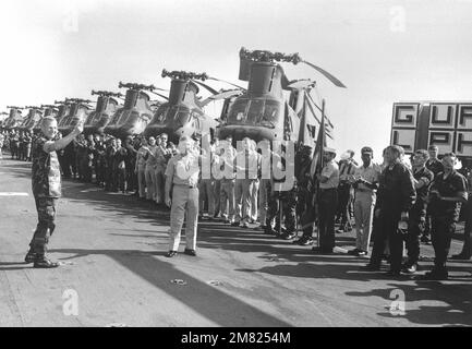 Saiolrs e Marines festano la conclusione della "corsa attraverso l'Atlantico", una maratona della Marina/corpo Marino tenuta a bordo della USS GUAM (LPH 9) per onorare lo spirito olimpico. Captian J. M. Quarterman, comandante della nave, e il colonnello J. P. Faulkner, comandante della nave, e il colonnello J. P. Faulkner, comandante del 22nd MAU, bandiere d'onda. La gara è iniziata il 4/20 a Rota, Spagna, e si è conclusa il 5/1 entro il limite di 3 miglia vicino a Morehead City, North Carolina. Base: USS Guam (LPH 9) Nazione: Oceano Atlantico (AOC) Foto Stock