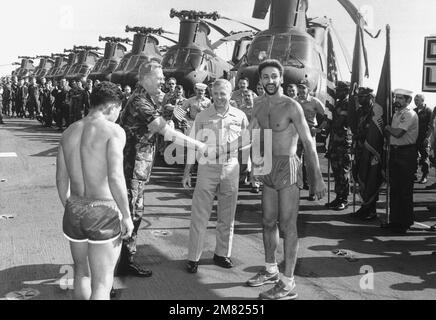 Faulkner, comandante del 22nd MAU, si congratula con l'Aviation Boastwain's Mate Fuels 3rd Class (ABF3) J. Deshaies come corridore della Marina con lo spirito più olimpico durante la "corsa attraverso l'Atlantico" di Guam. La maratona trans-alantica è iniziata il 20th aprile a Rota, Spagna, e si è conclusa il 1st maggio entro il limite di 3 miglia vicino a Morehead City, North Carolina. Base: USS Guam (LPH 9) Nazione: Oceano Atlantico (AOC) Foto Stock