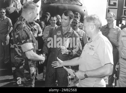 Faulkner, 22nd MAU comandante ufficiale, e il capitano J. M. Quarterman, USS GUAM (LPH 9) comandante offier, si congratula con il maggiore Gallagher di HMM-261 come Marine Runner con lo spirito più olimpico durante la "corsa attraverso l'Atlantico" DI GUAM. La maratona trans-alantica è iniziata il 20th aprile a Rota, Spagna, e si è conclusa il 1st maggio entro il limite di 3 miglia vicino a Morehead City, North Carolina. Base: USS Guam (LPH 9) Nazione: Oceano Atlantico (AOC) Foto Stock