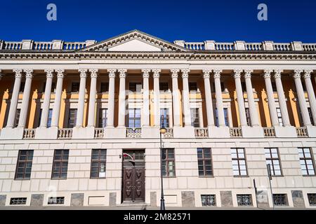 La facciata anteriore dell'edificio una biblioteca pubblica a Poznan, Polonia Foto Stock