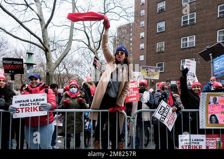 New York, Stati Uniti. 11th Jan, 2023. Un protester onde ai pedoni fuori del Mount Sinai Hospital a Manhattan, New York, Stati Uniti, il 11 gennaio 2023. Migliaia di infermieri del Mount Sinai Hospital di New York City e di Montefiore Bronx hanno continuato a sciopero il terzo giorno sulla carenza di personale, sui salari bassi e su altre questioni. Credit: Ziyu Julian Zhu/Xinhua/Alamy Live News Foto Stock