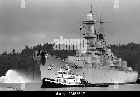 Tugs guida la nave da guerra MISSOURI (BB-63) lontano dal molo mentre inizia il viaggio verso Long Beach Naval Shipyard, California, dove si prevede di essere sottoposti a ristrutturazione/modernizzazione. Base: Bremerton Stato: Washington (WA) Nazione: Stati Uniti d'America (USA) Foto Stock